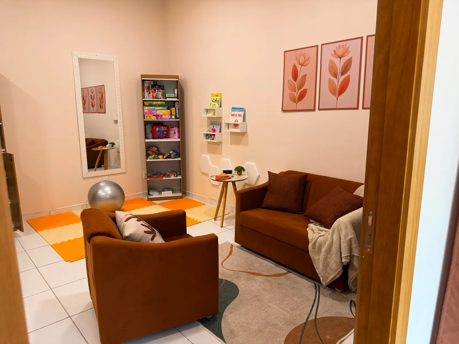 Vista da sala de atendimento com sofá e poltrona